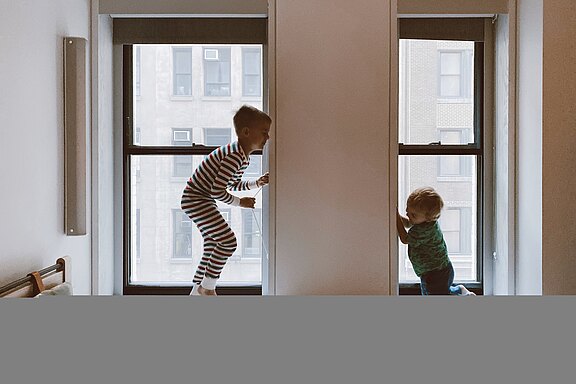 Zwei spielende Kinder